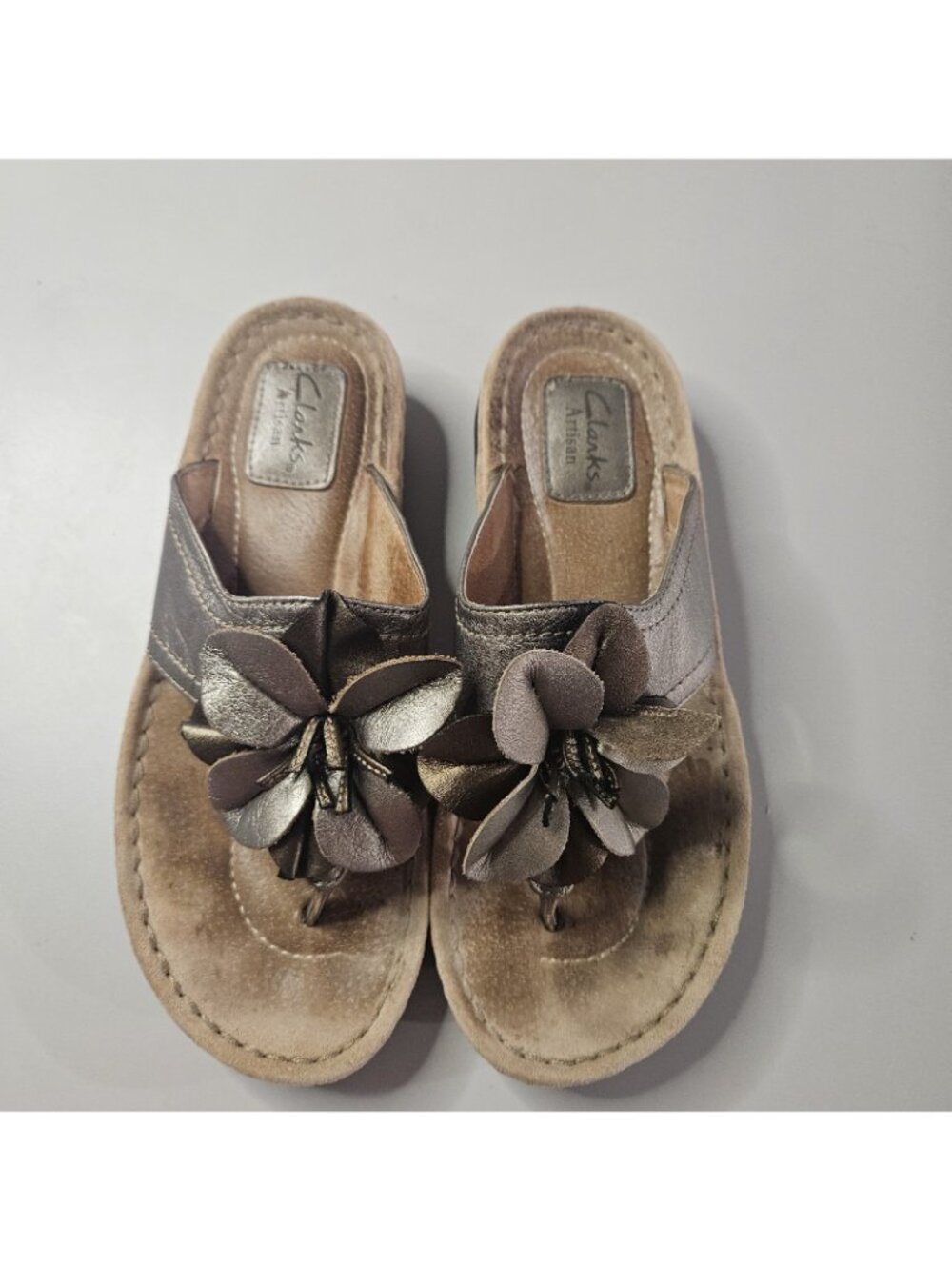 Clark’s Women’s Size 7.5 M Artisan Metallic Bronze Flower #31603 Thong Sandals - Picture 2 of 9
